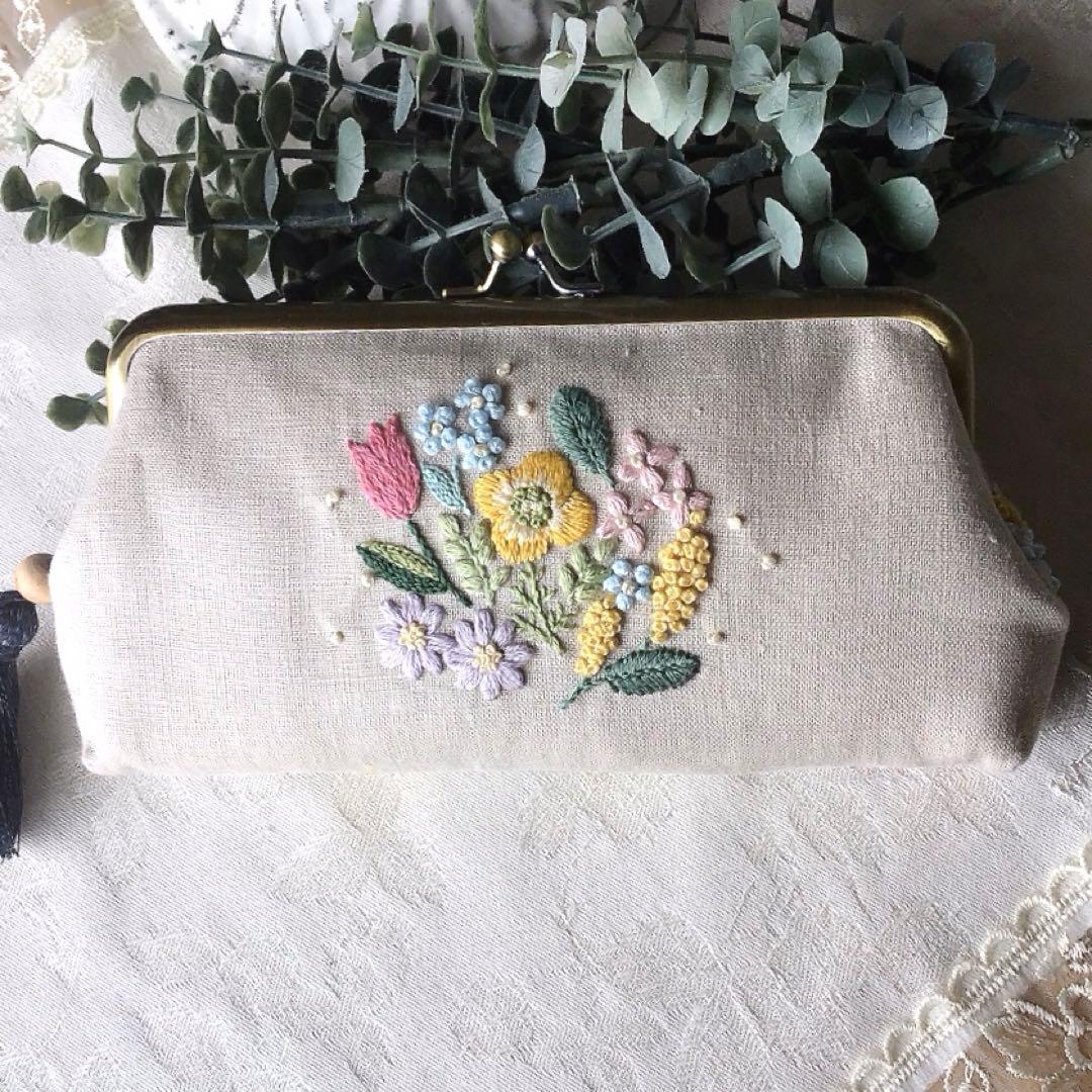 カラフルフラワーのがま口ポーチ　手刺繍　ハンドメイド