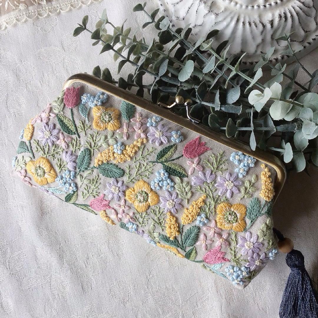 カラフルフラワーのがま口ポーチ　手刺繍　ハンドメイド
