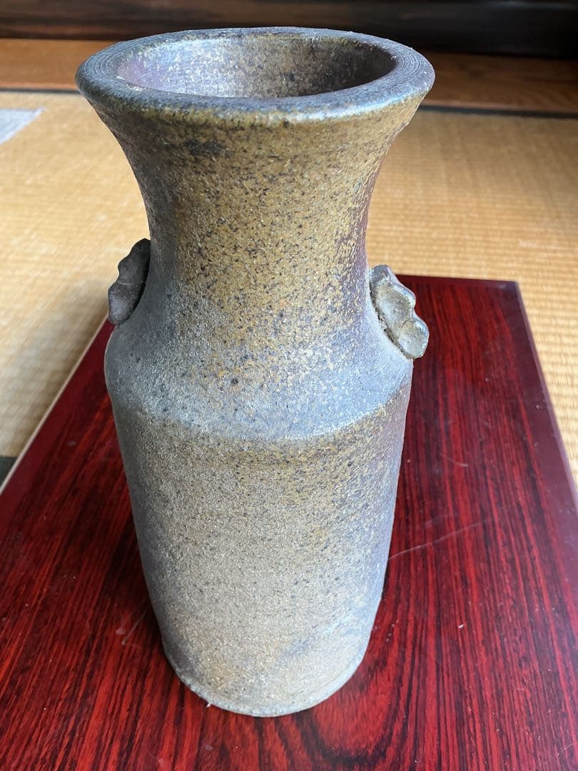 備前焼　持ち手付き細長い花瓶　良い窯変が出てます。